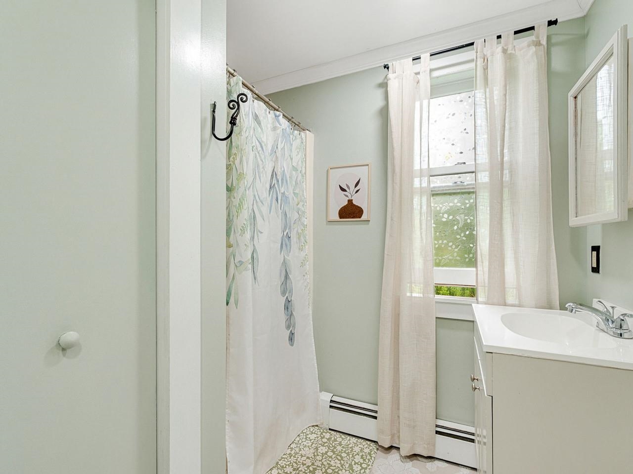 1st floor 3/4 bath