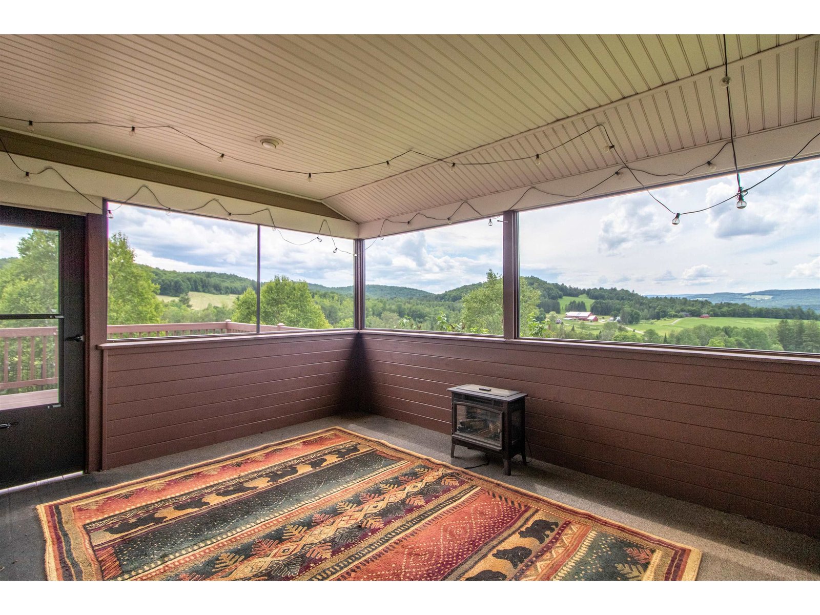 Screened porch,. perfect evening spot!