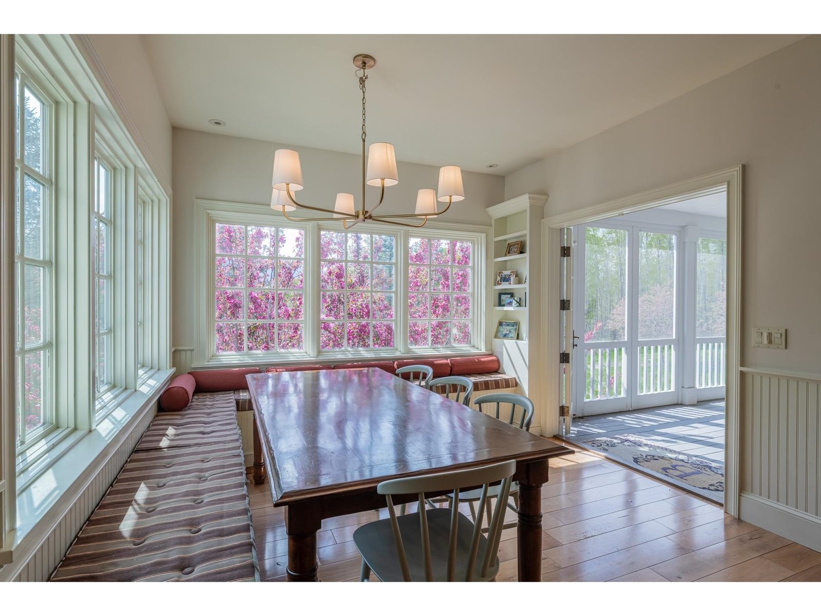 527 Sleighbell Lane