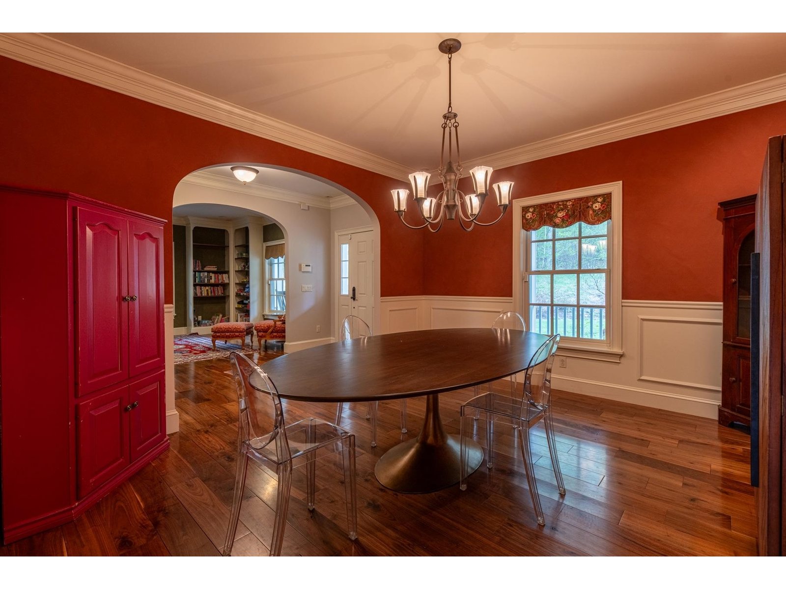 527 Sleighbell Lane