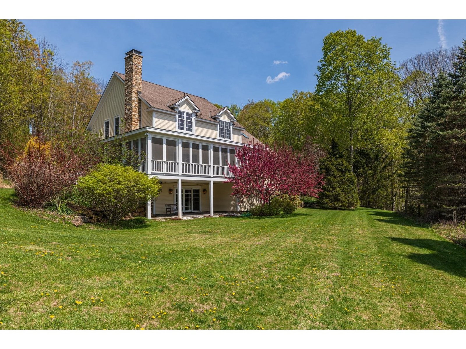 527 Sleighbell Lane