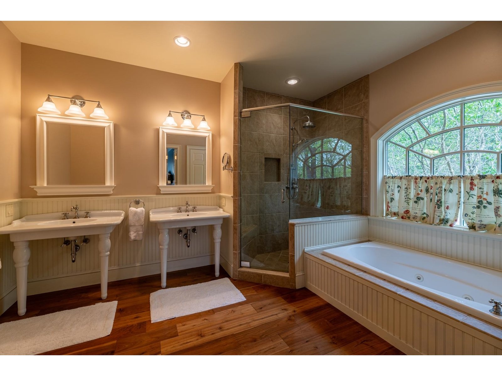 527 Sleighbell Lane