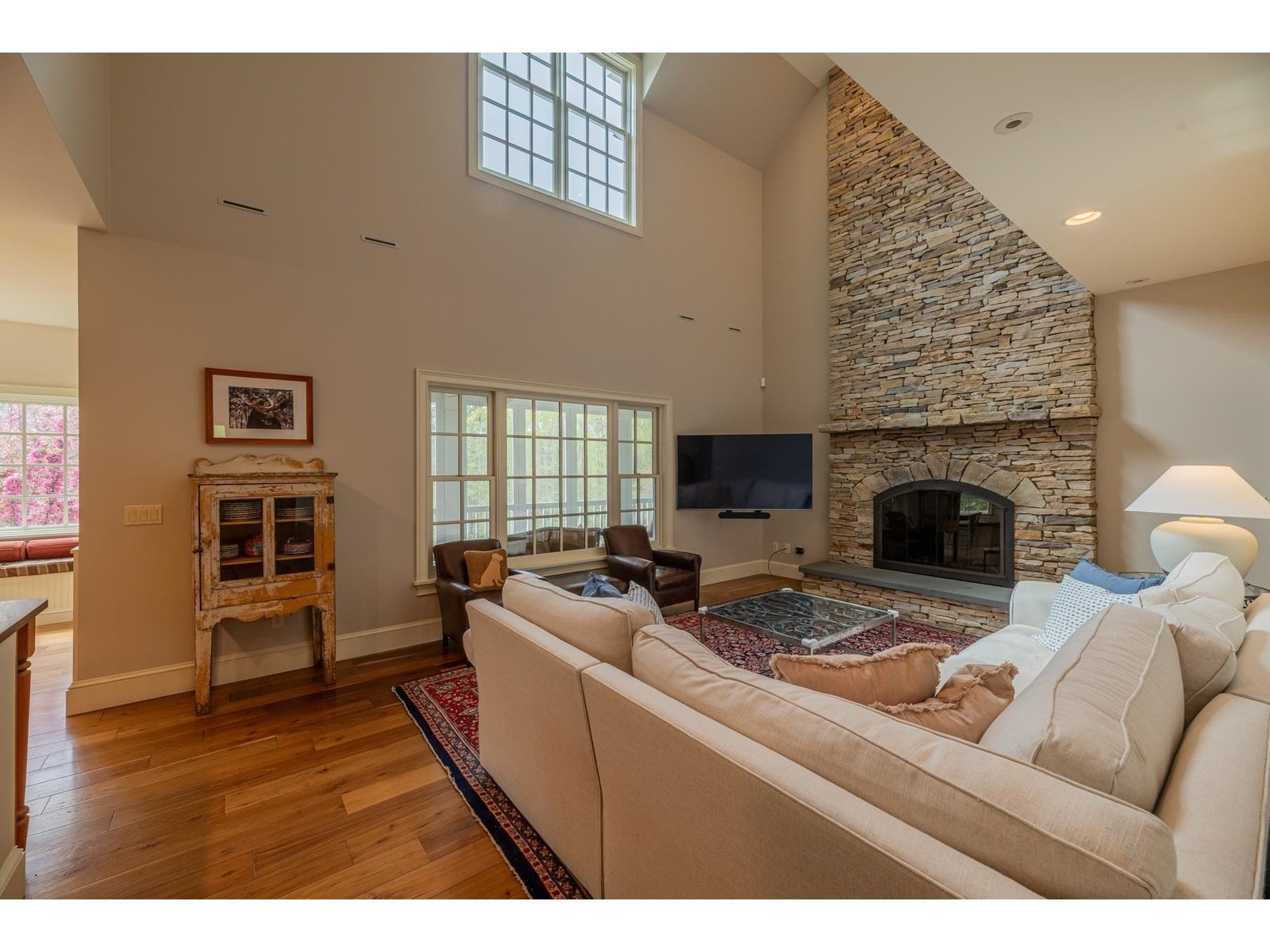 527 Sleighbell Lane