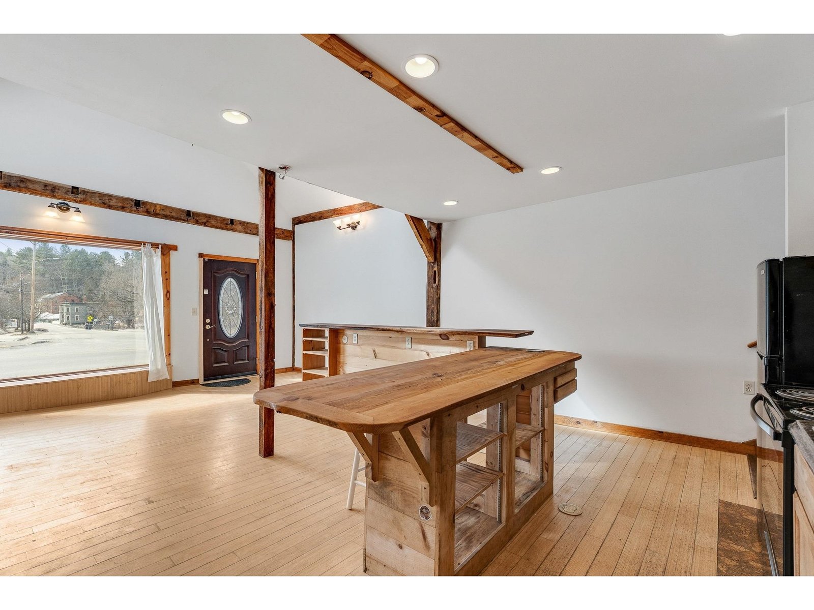 Bright and open living/kitchen area