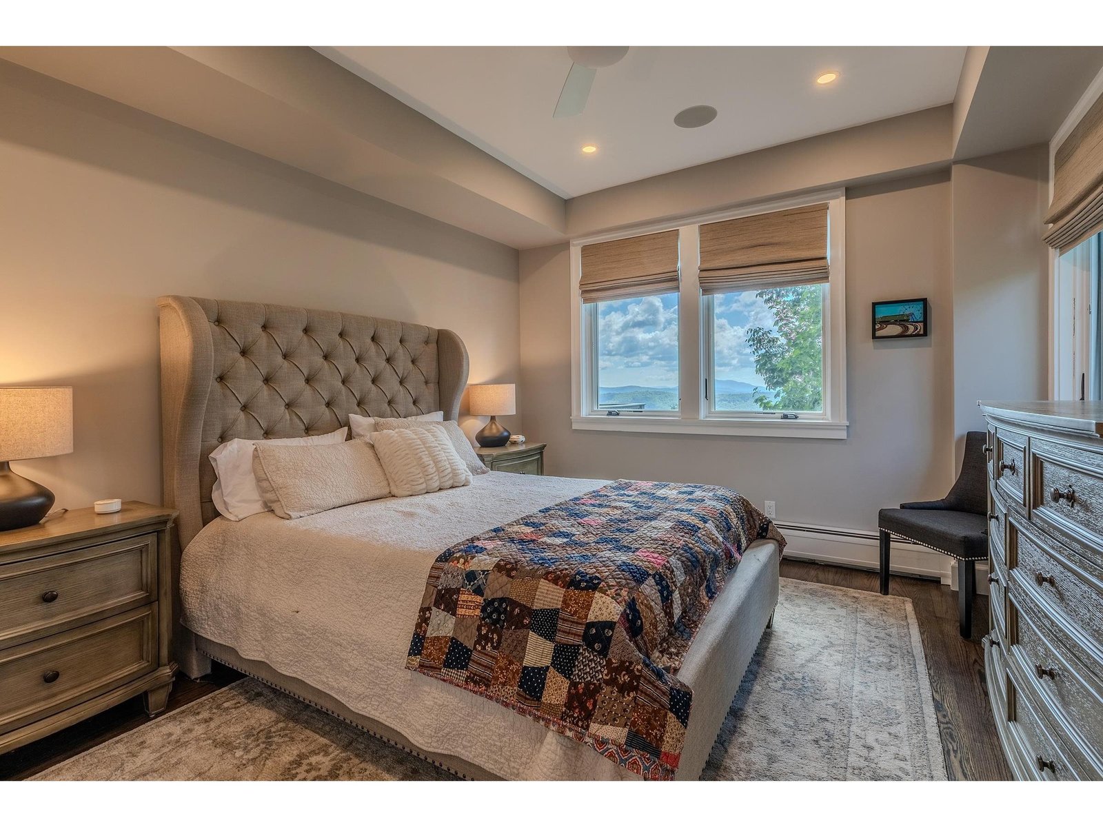 Main level guest bedroom en suite