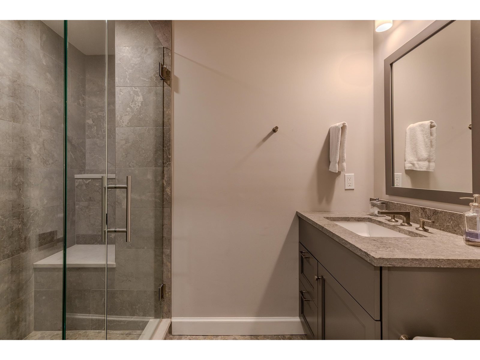 Another nice shower in hall bath