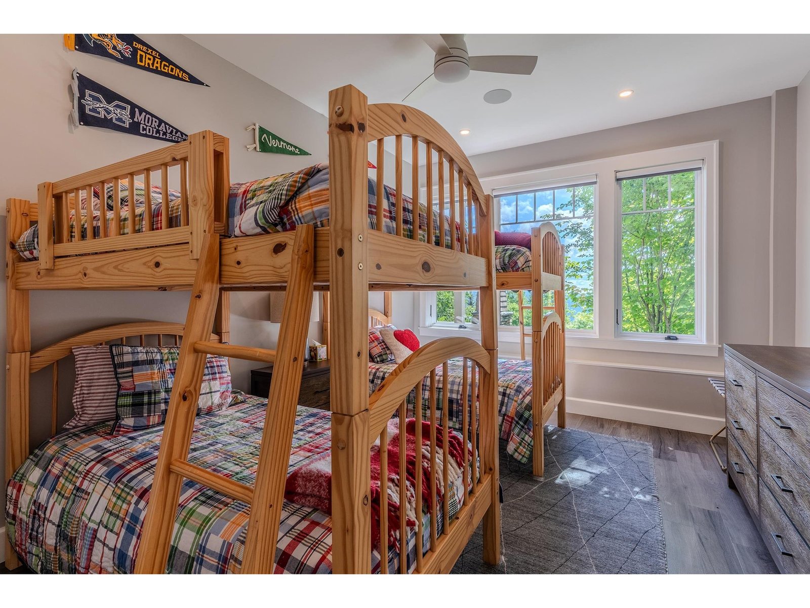 Lower bunkroom en suite