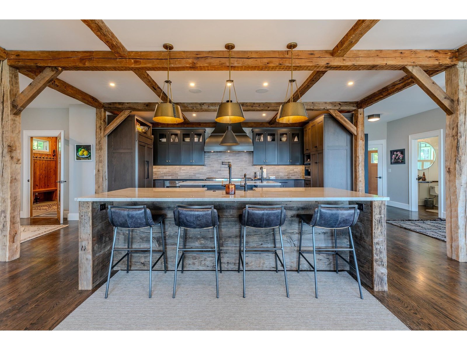 Breakfast bar at island