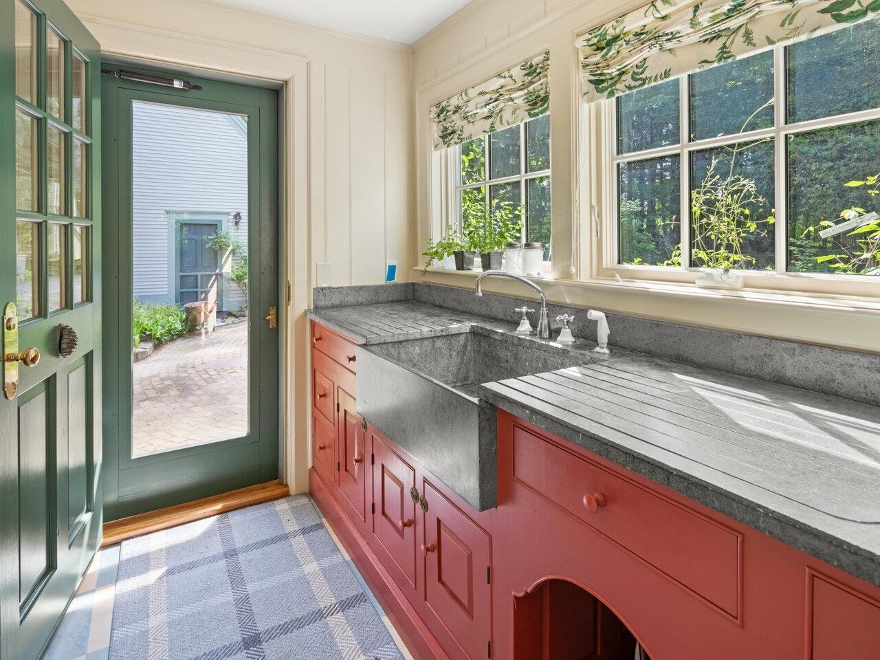 Custom cabinets & gas stovetop