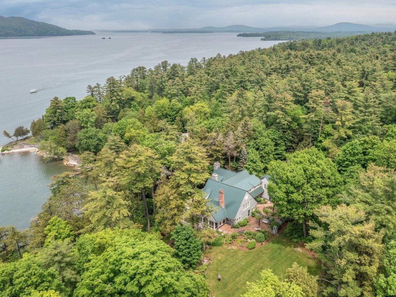 Year-round 5-bed main house
