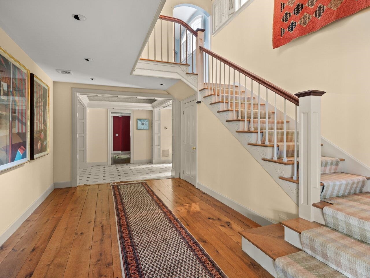 Gallery-like hallway w/oak fl