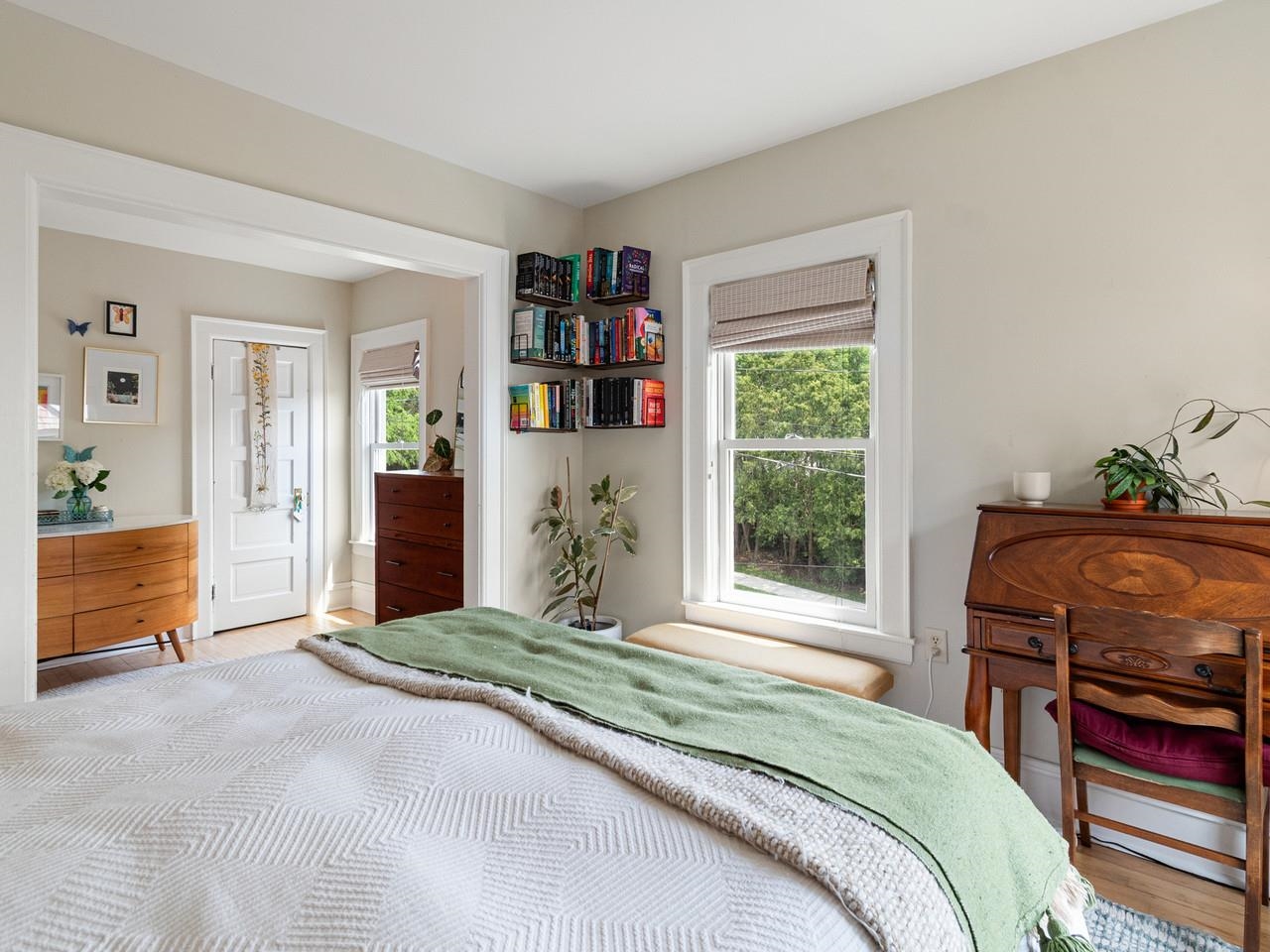 Primary w/ sitting/dressing rm