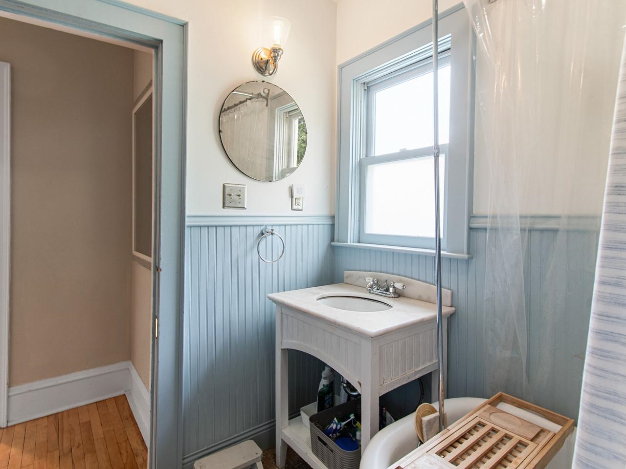 Vintage charm in full bath