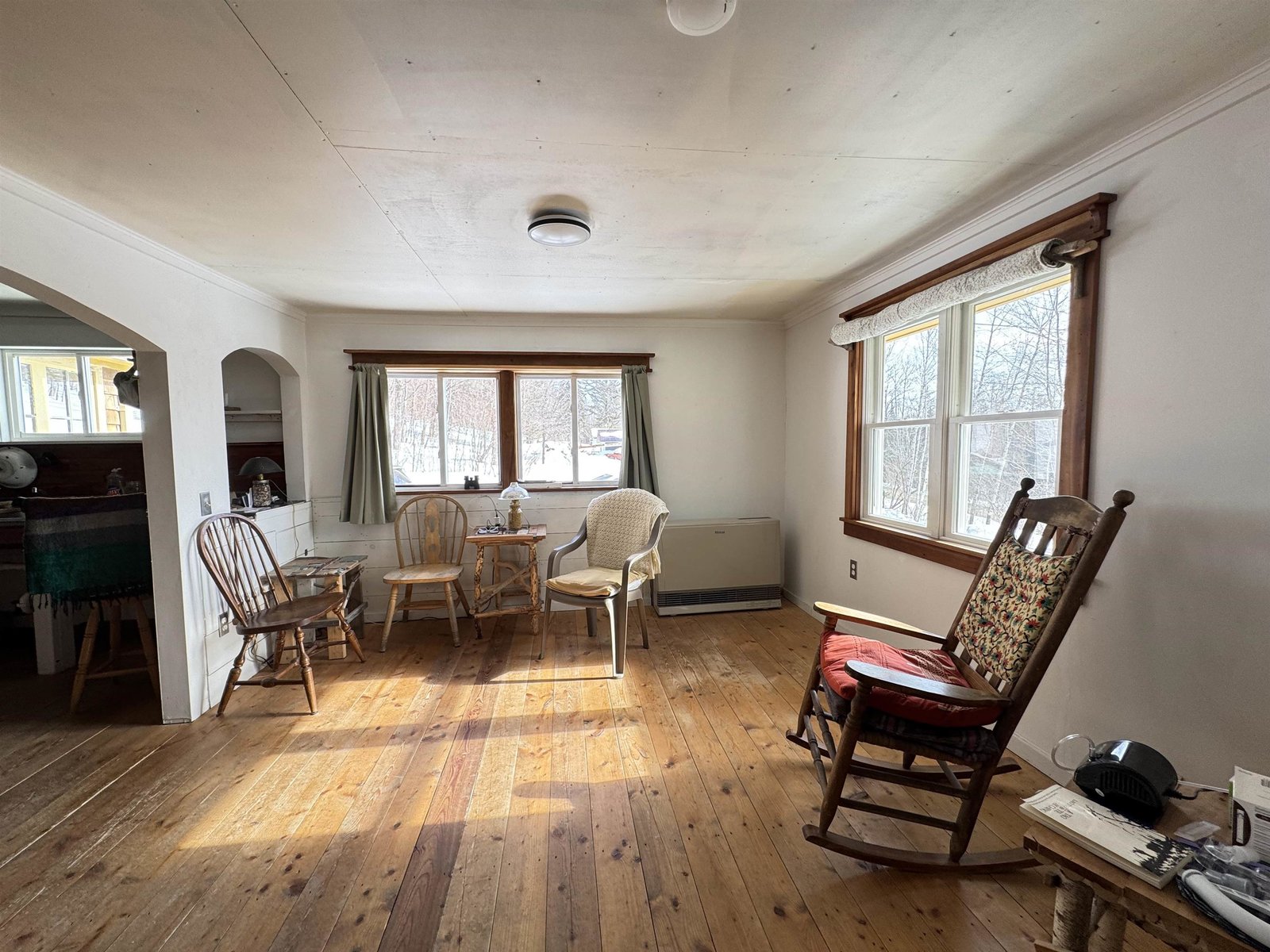 Dining area off between kitchen & livingroom