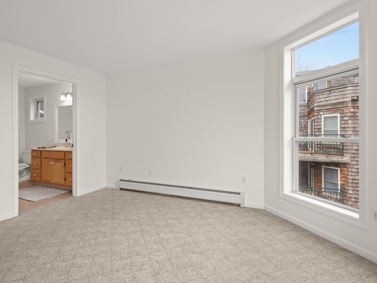 Primary bed w/ en suite bath
