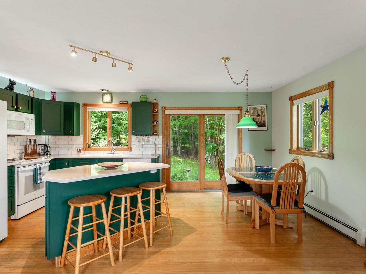 Beautiful eat-in kitchen