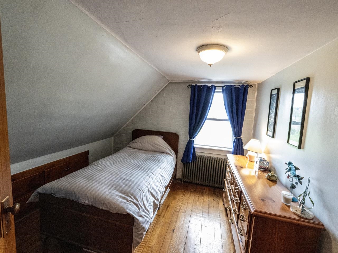 Bedroom 2 flows to an