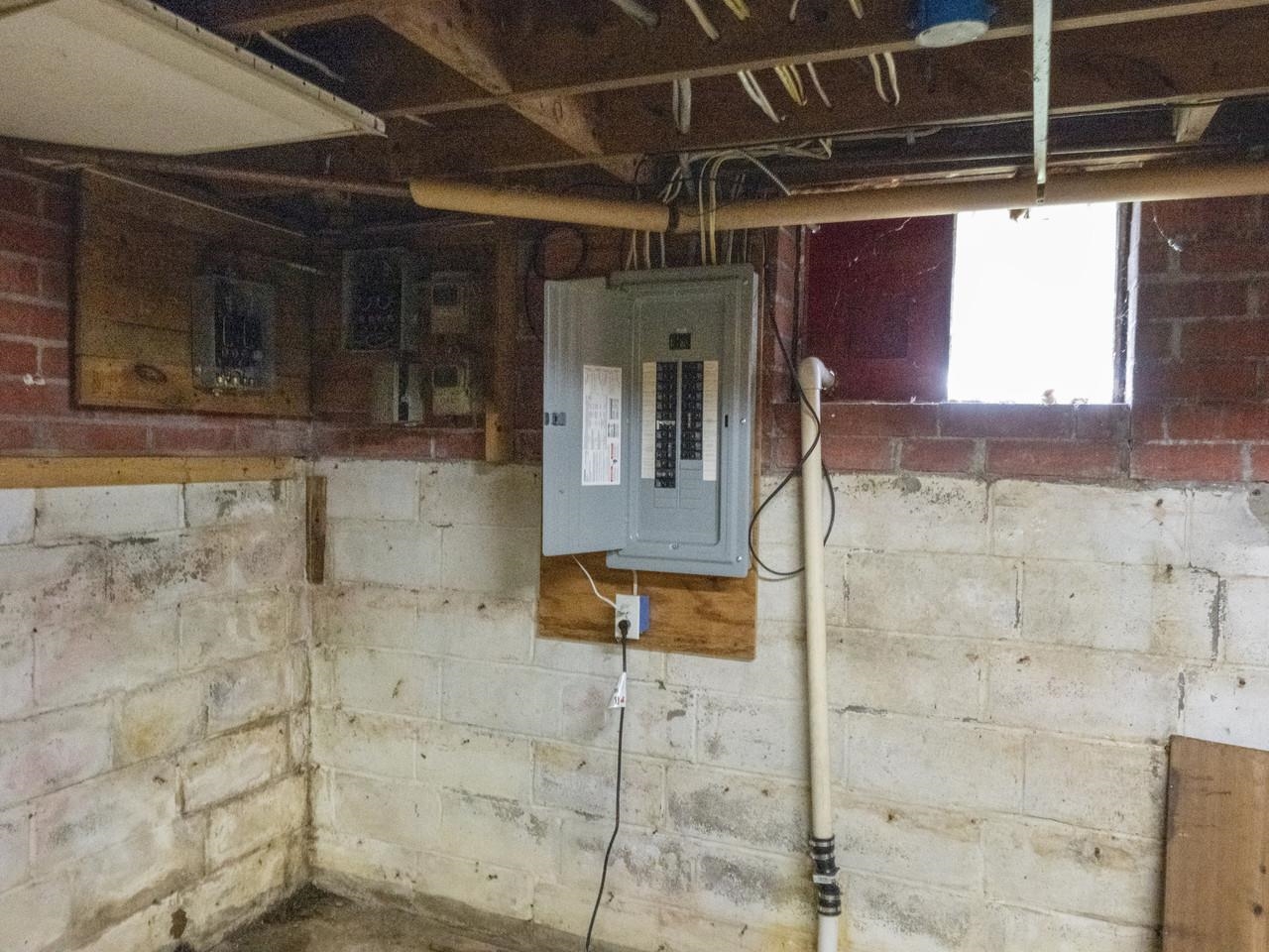 Circuit breaker box