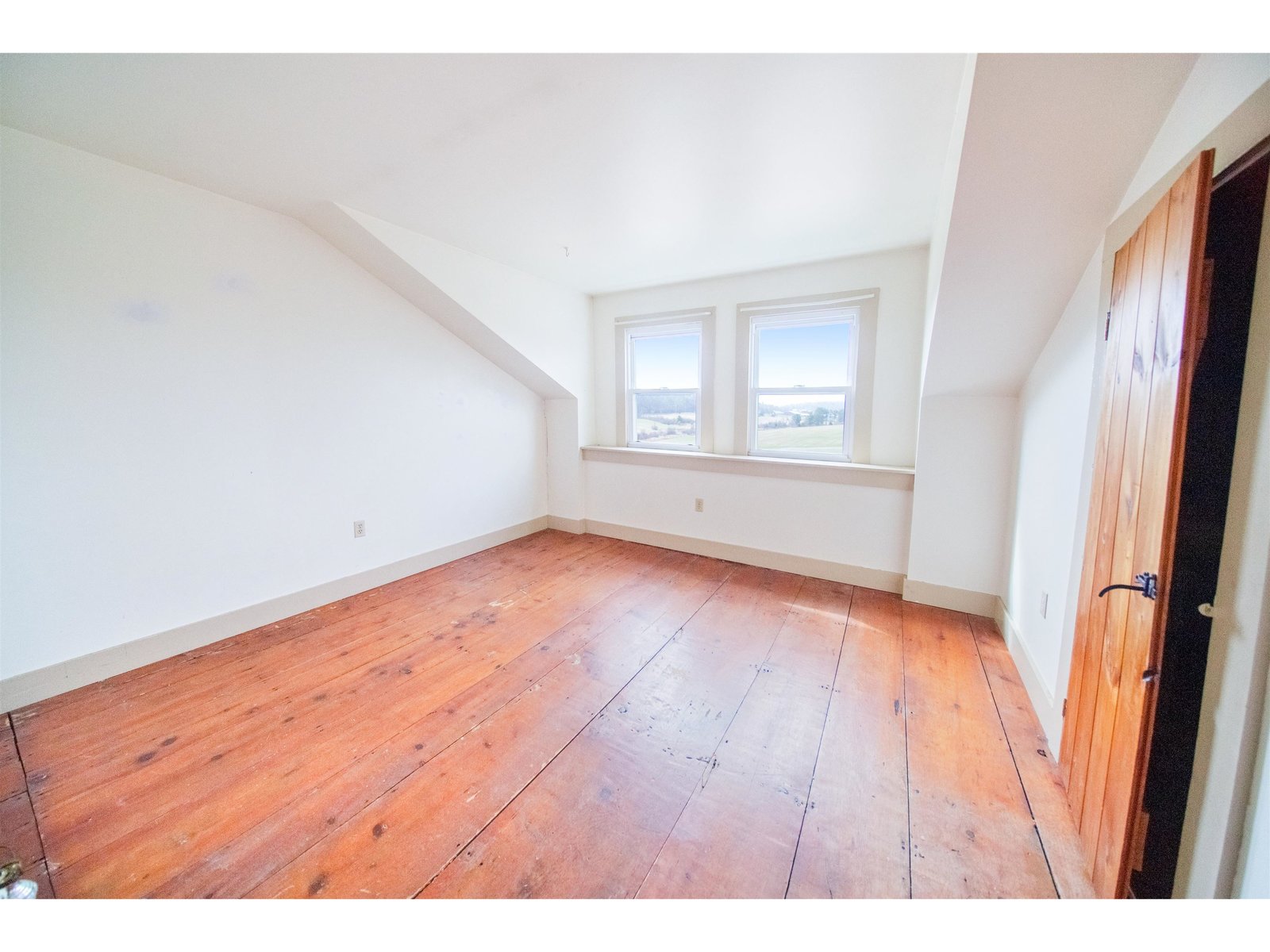 Upstairs middle bedroom