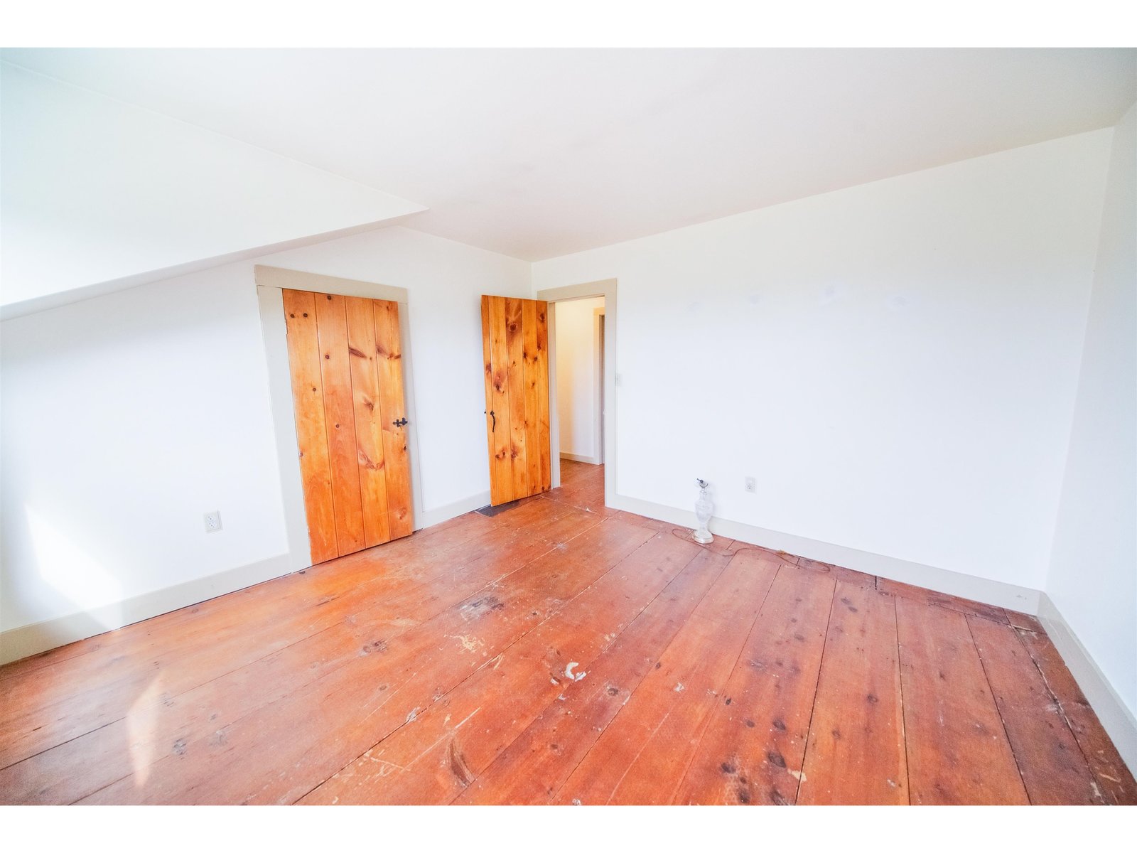 Upstairs middle bedroom