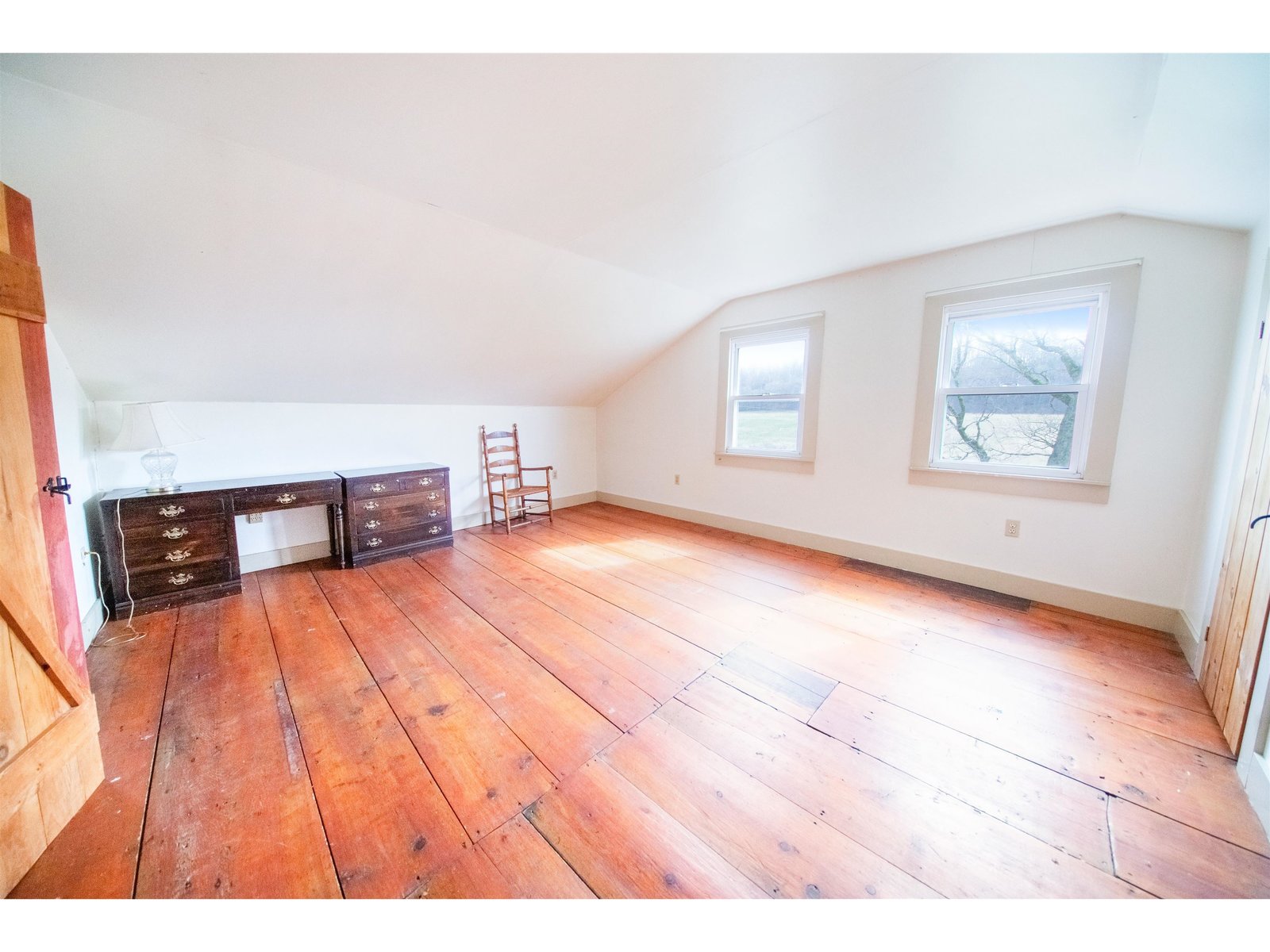 upstairs right bedroom