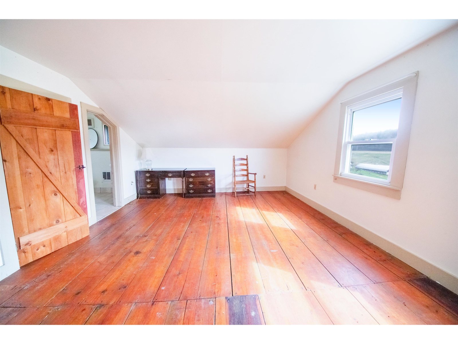 upstairs right bedroom