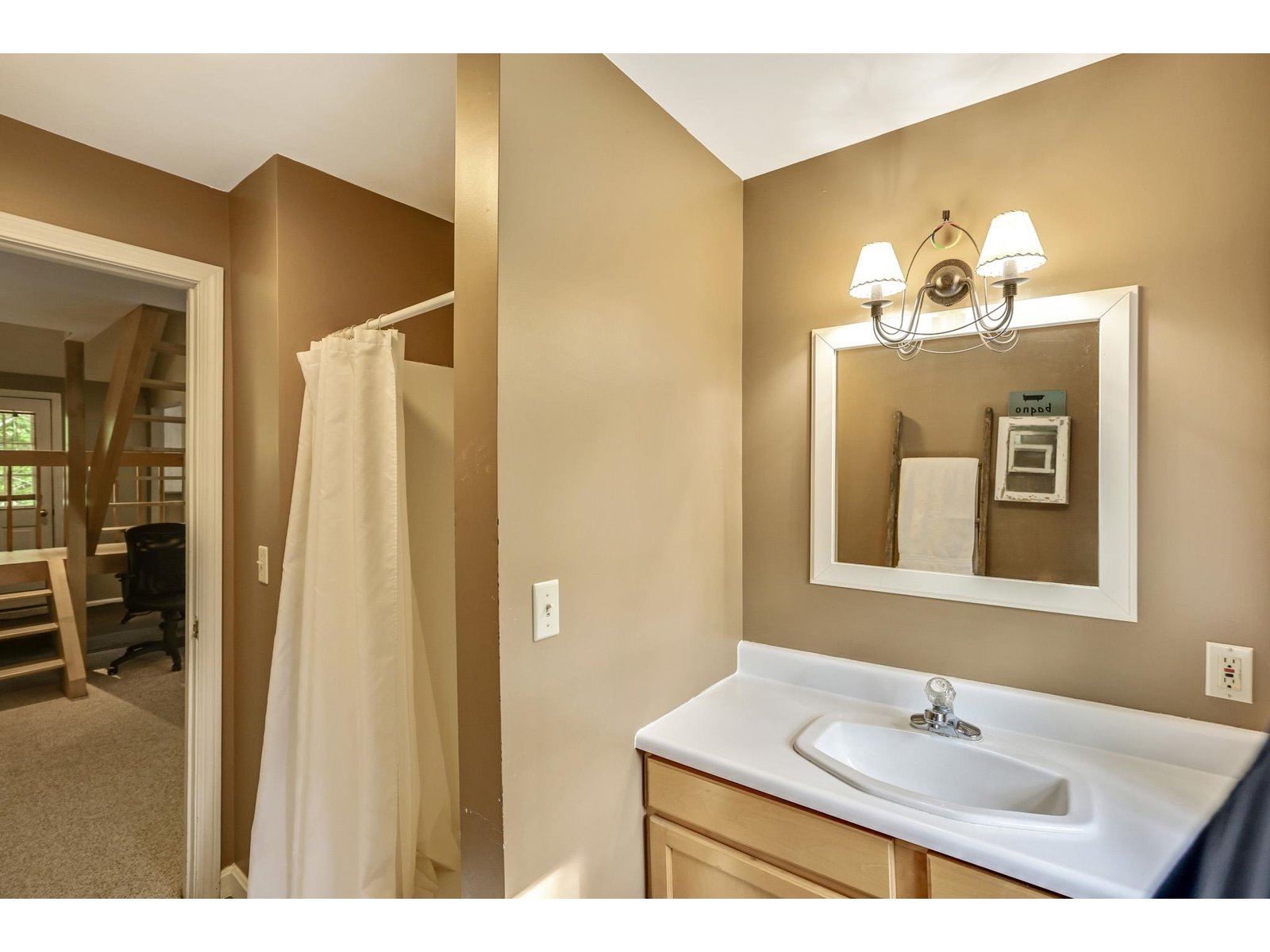 Main level 3/4 bathroom