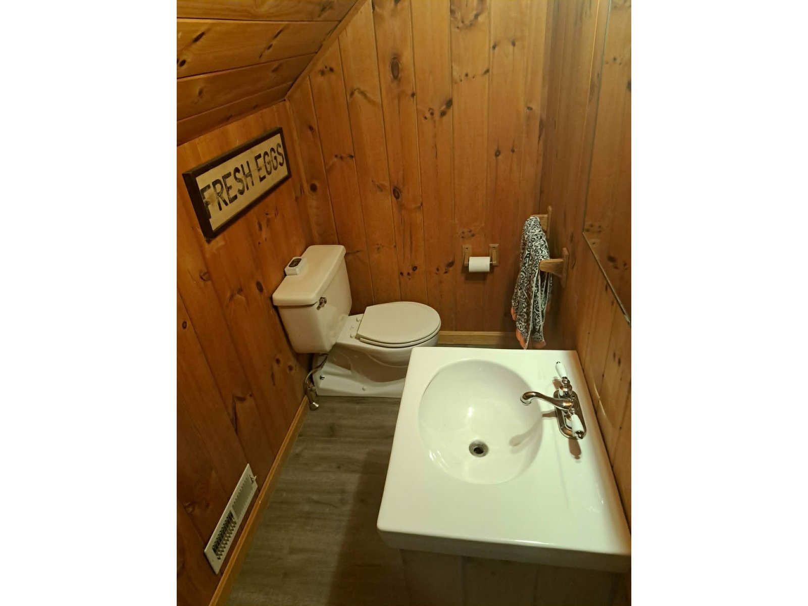 Upstairs 1/2 bath