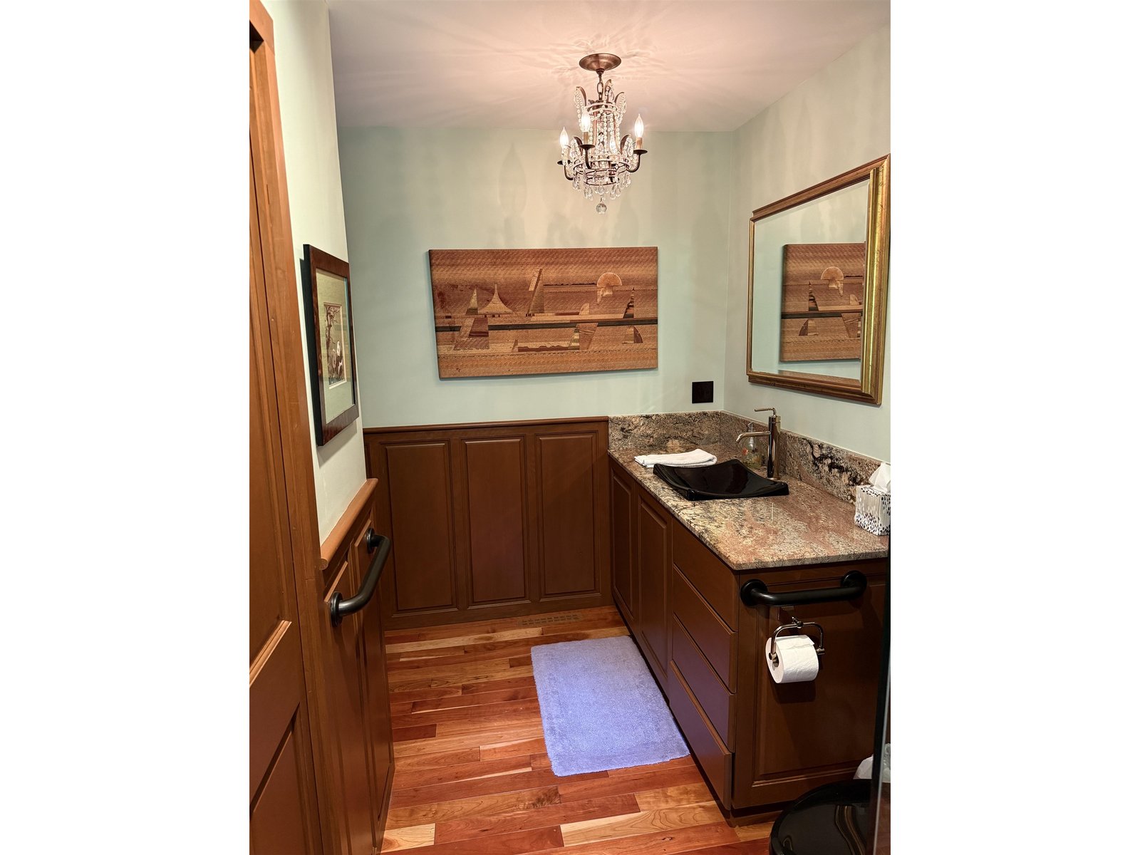 BATHROOM ON MAIN FLOOR OFF LIVING ROOM