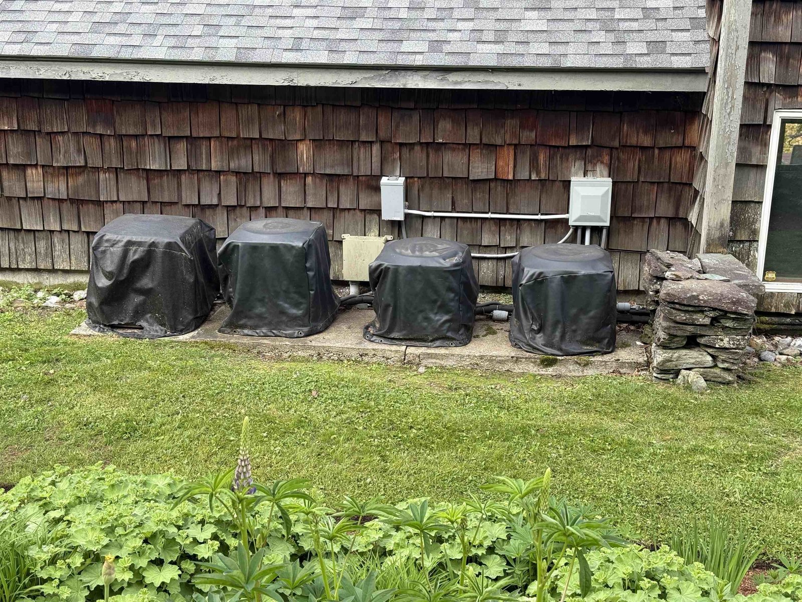 HOUSE HAS CENTRAL AIR