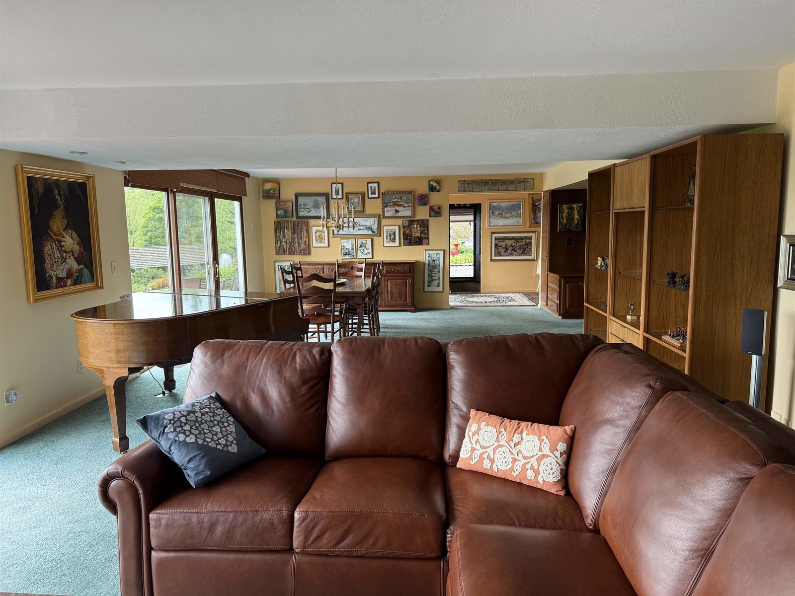 LARGE OPEN LAYOUT GREAT FOR ENTERTAINING
