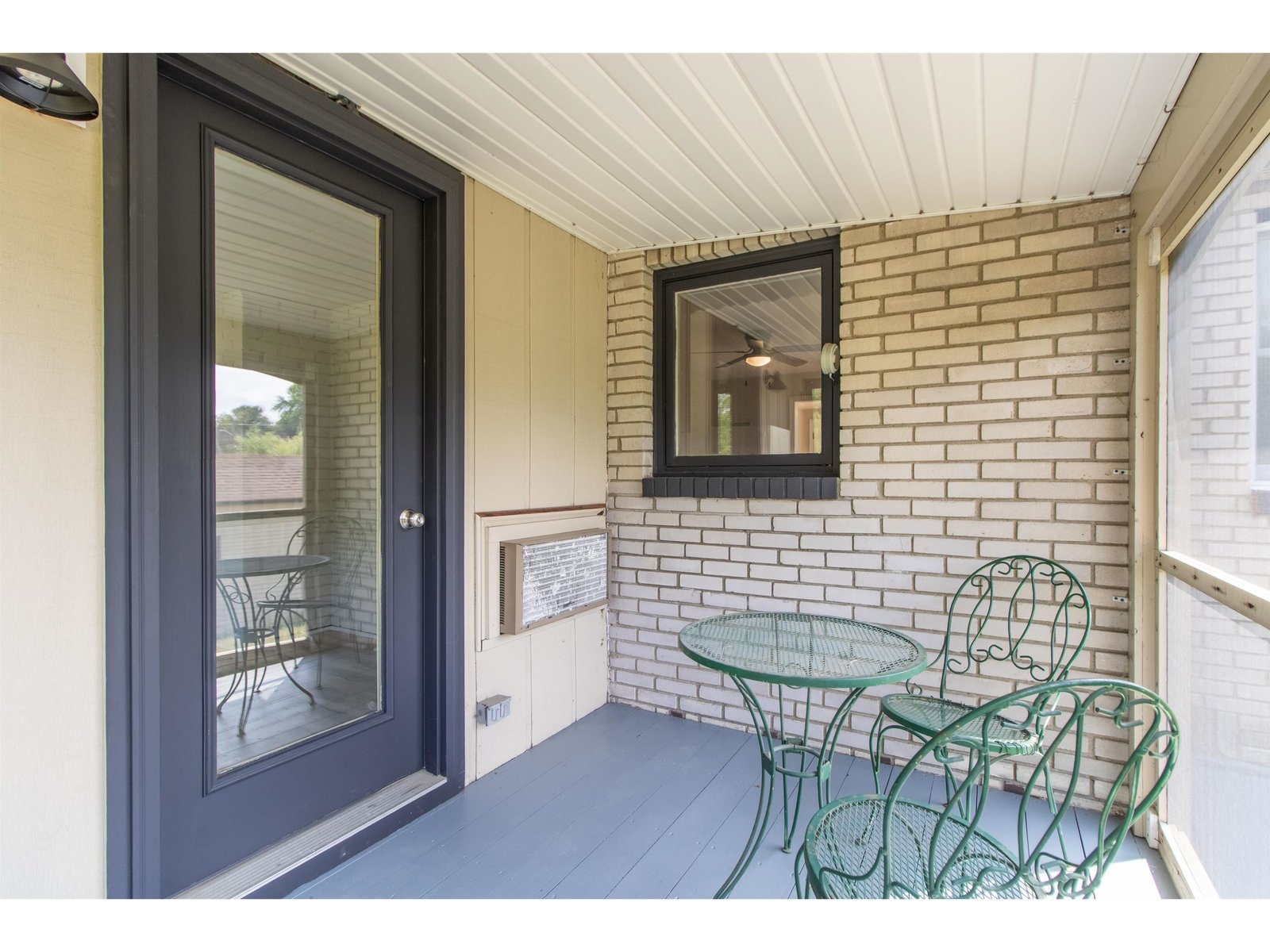 Screened in porch!