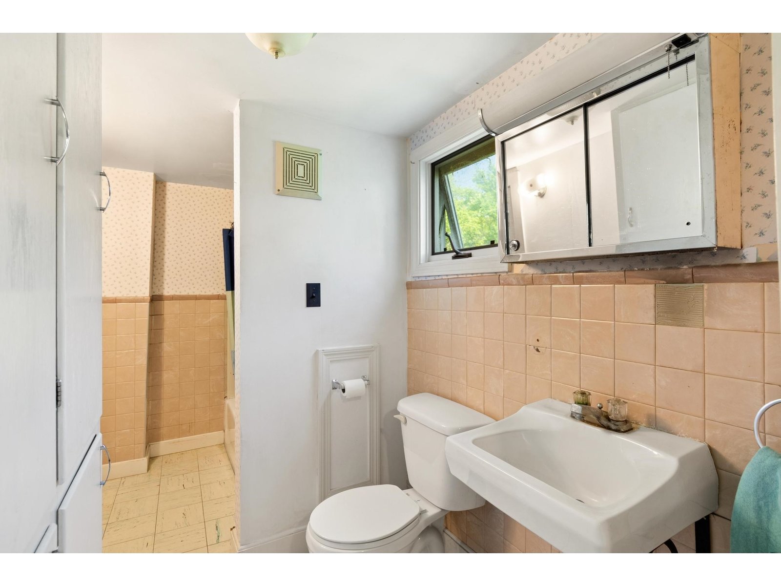 1st Floor Full Bathroom