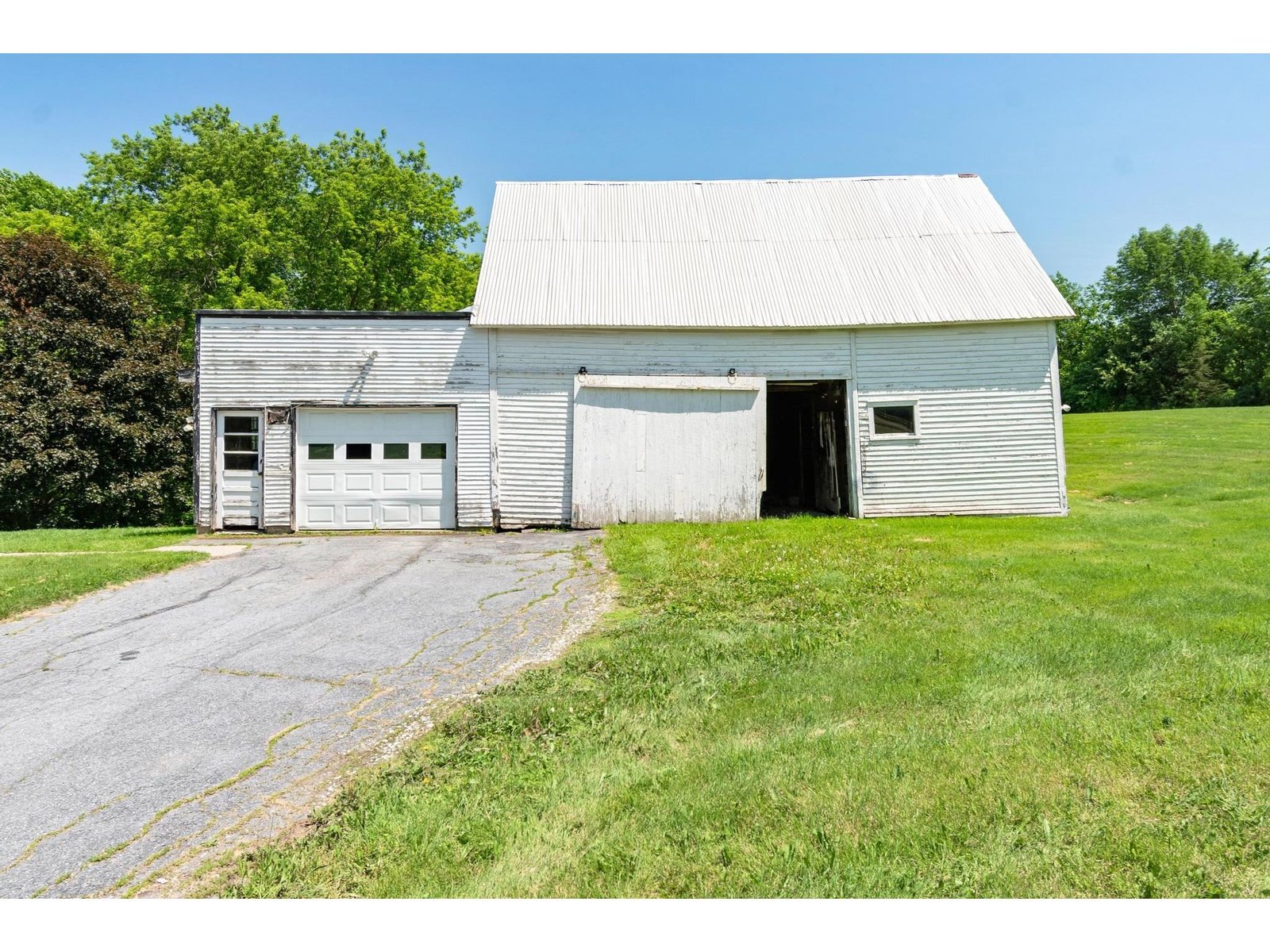 Detached Barn with 1-Car Garage