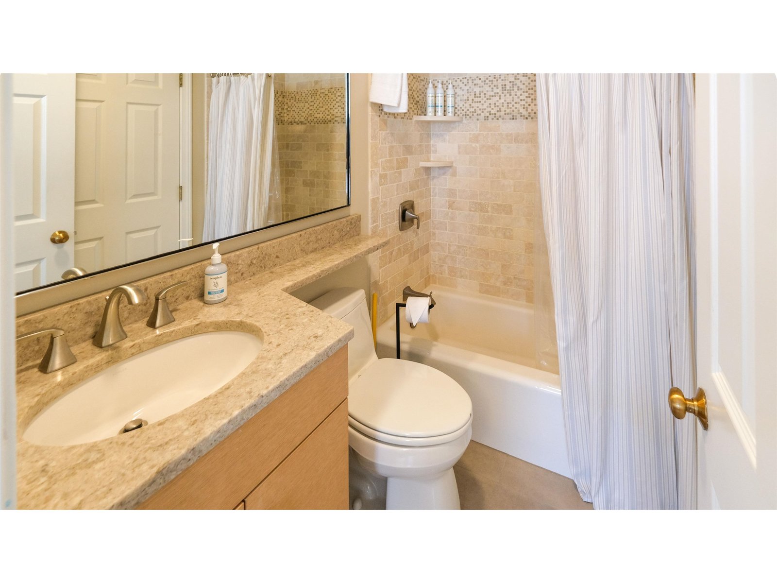 Full bathroom in between two bedrooms