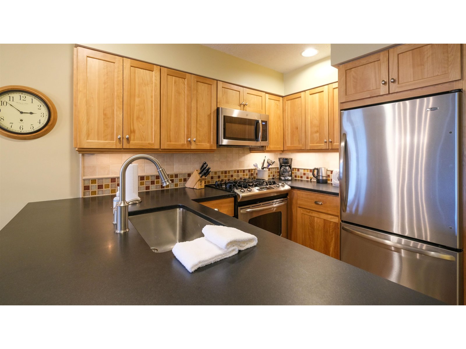 Kitchen with breakfast bar