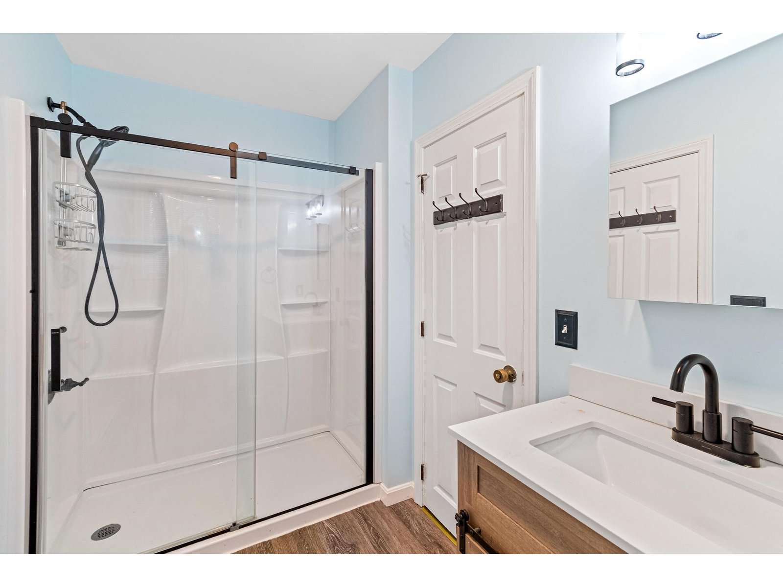 2nd Floor: Full Bathroom