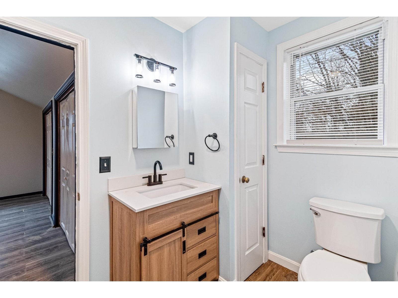 2nd Floor: Full Bathroom