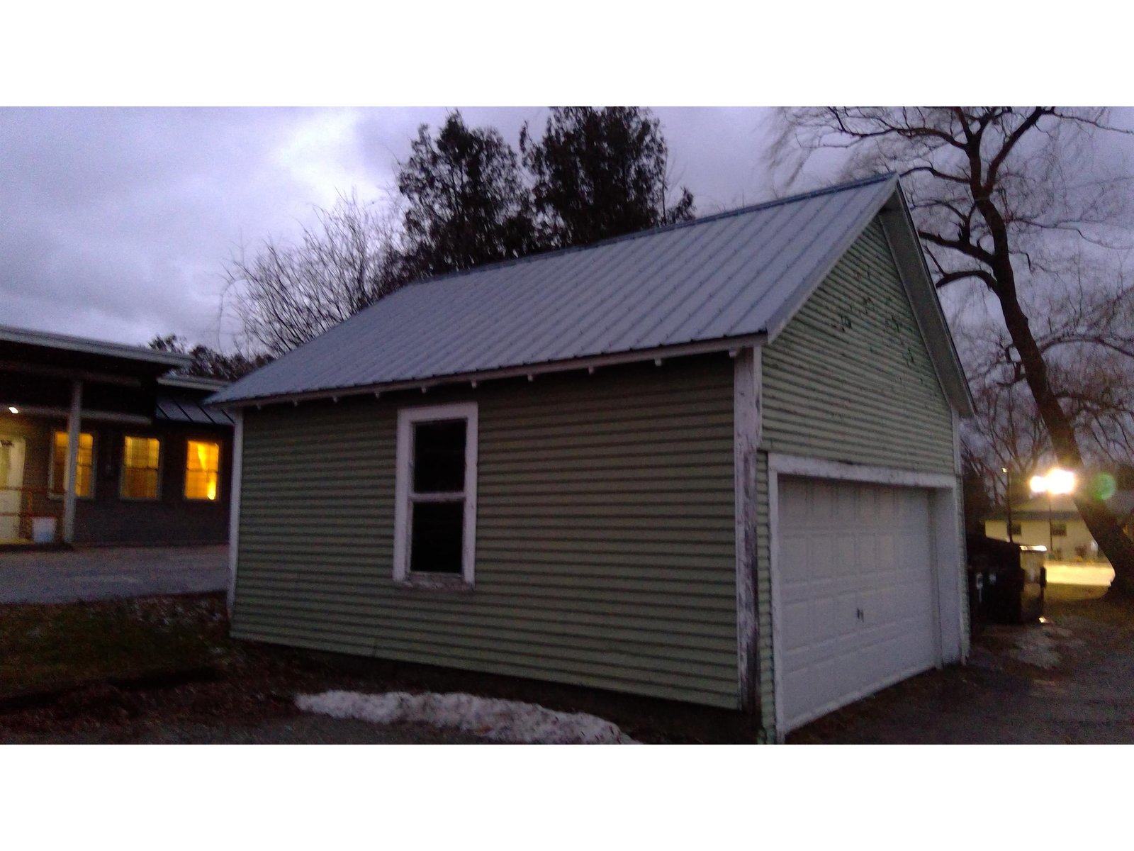 Detached 2 car garage.
