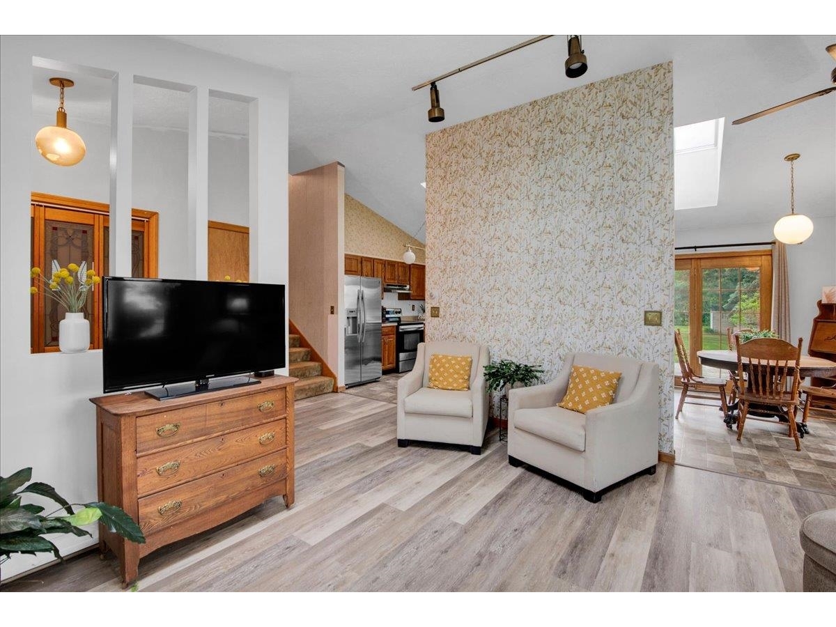 6 Meadowbrook Lane