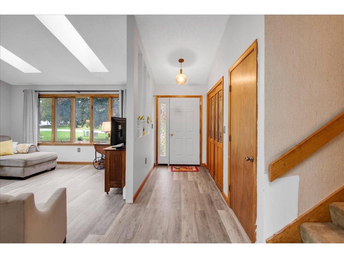 6 Meadowbrook Lane