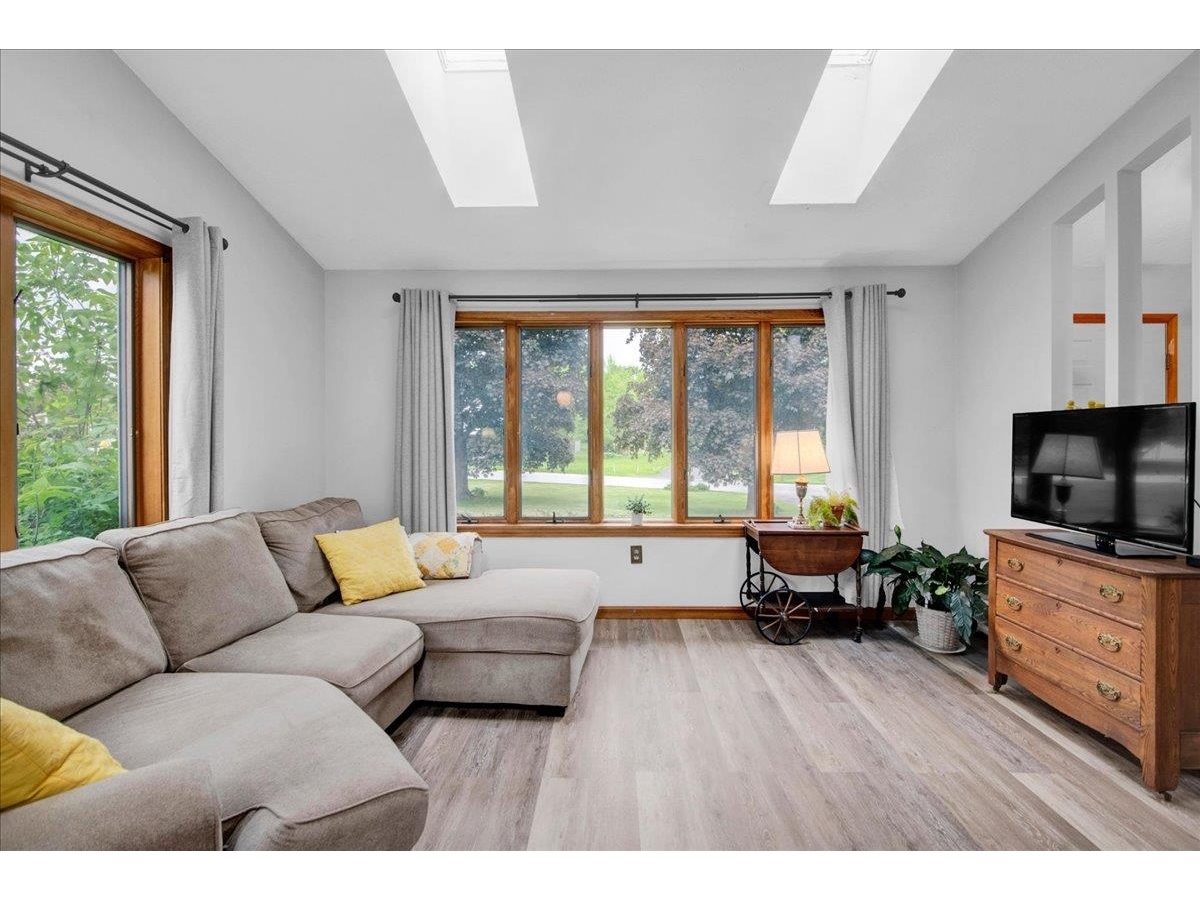 6 Meadowbrook Lane