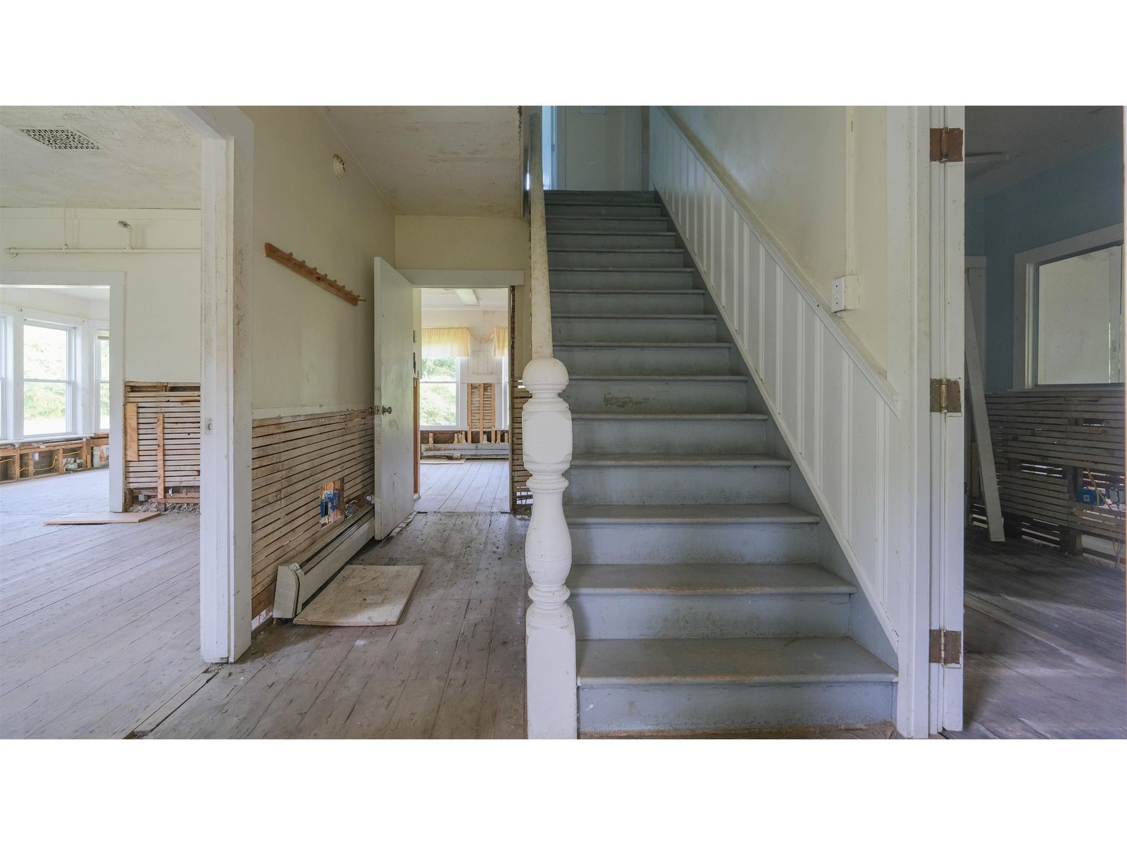 Classic center stairs