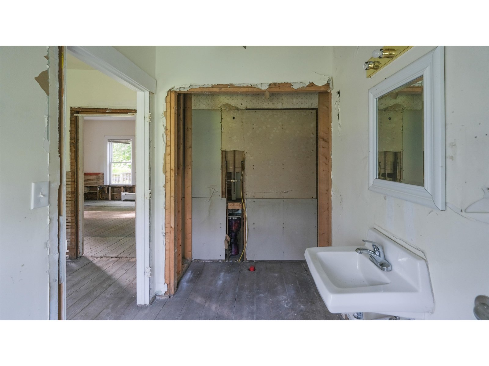 Hall 3/4 bath w/ shower removed