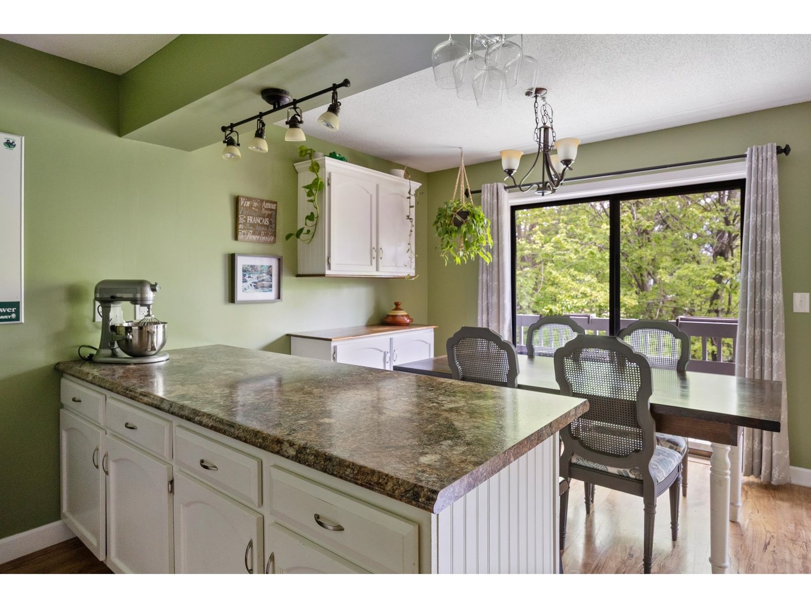 6 Twin Oaks Terrace