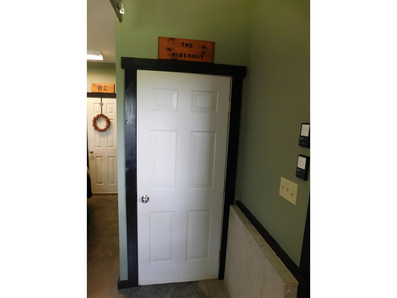 Garage 1/2 Bath