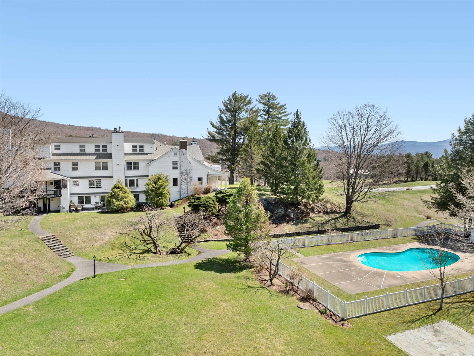 6047 Mountain Road, Stowe