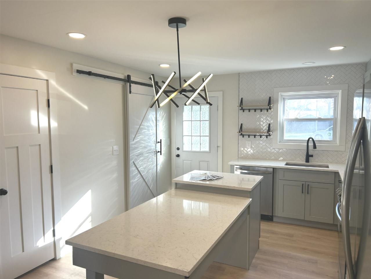Center Island/Quartz Counters