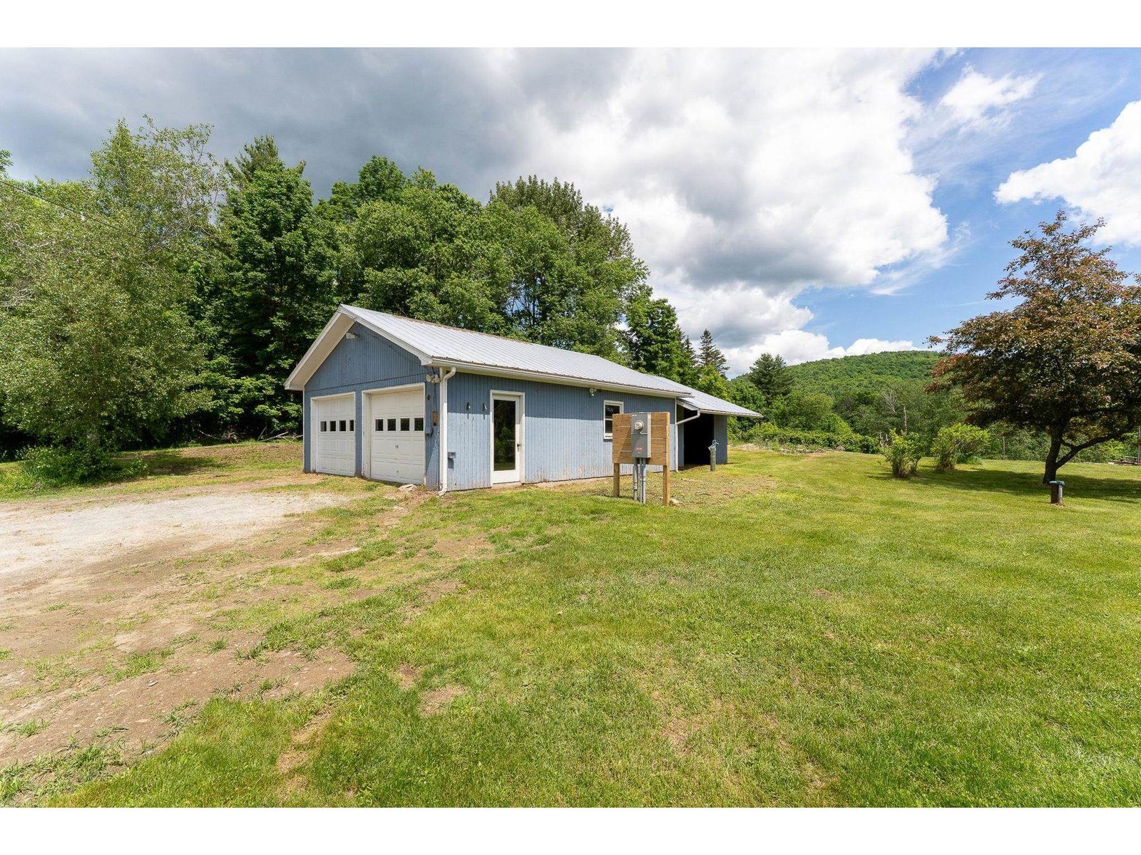 Oversized detatched 2 car garage