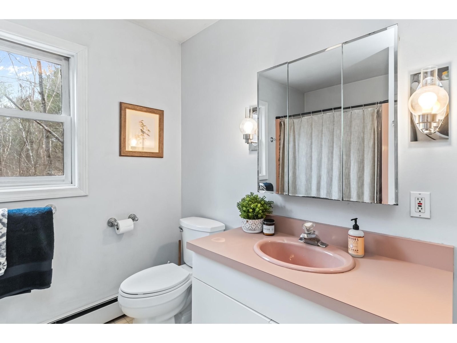 1st Floor- Full Bathroom w/ Laundry